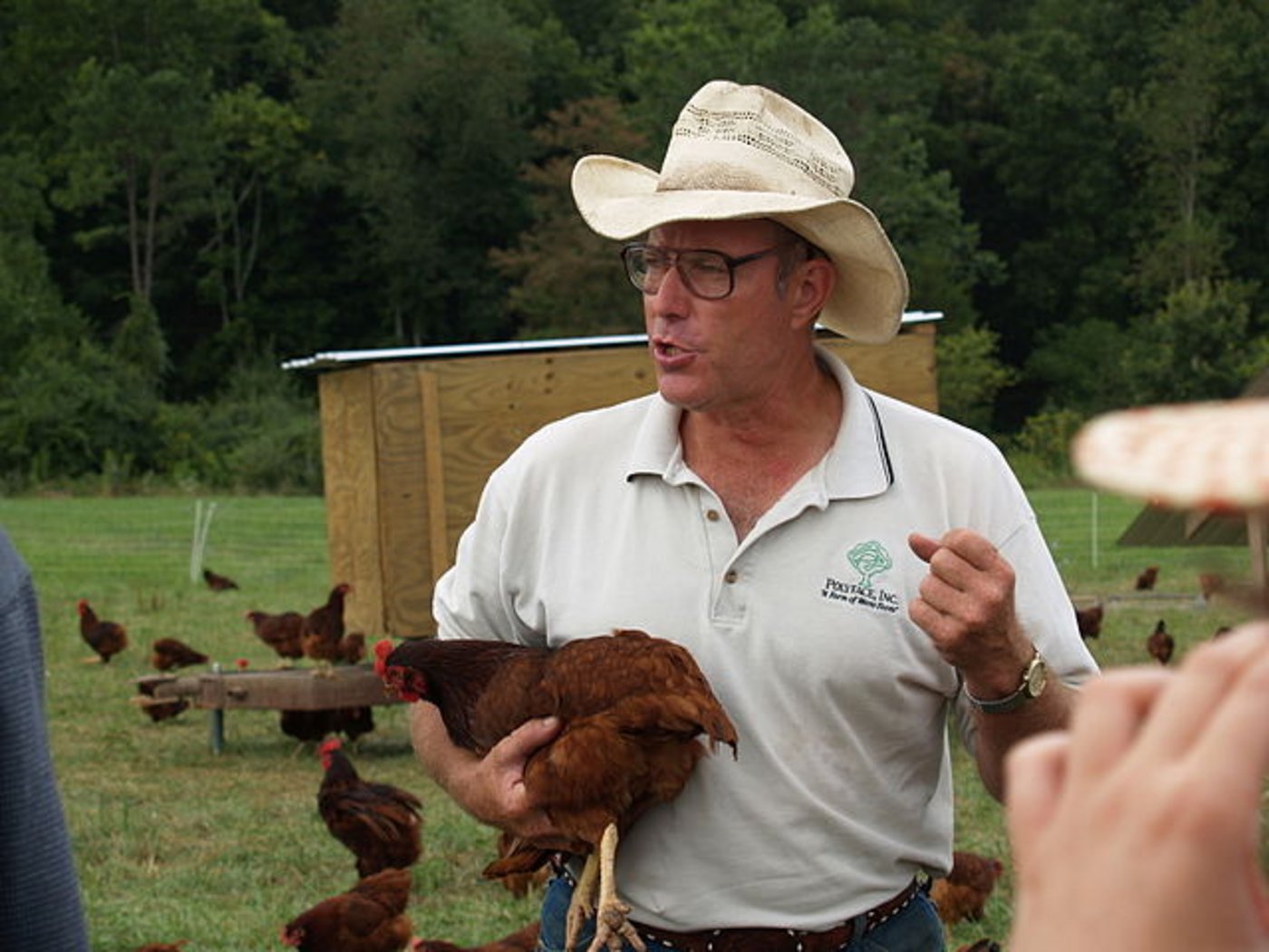 Joel Salatin 2009 während einem Hofrundgang. (Bild Wikimedia)