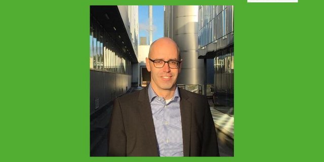 «Es gibt jetzt nur noch Bio- und Wiesenmilch», sagt Lukas Barth zum künftigen Migros-Milchsortiment. (Bild pd).