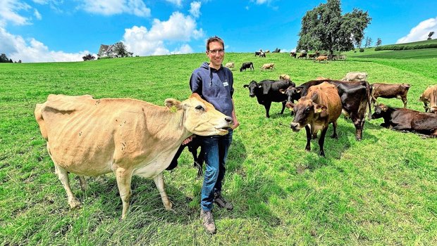 Michael Steiner mit Michael Steiner mit seinen 38 Kühen auf einer Koppelweide. Jede Koppel wird maximal drei Tage bestossen, bei Nässe sogar nur je drei bis vier Stunden morgens und abends. So sorgt er für eine gute Futterbasis.