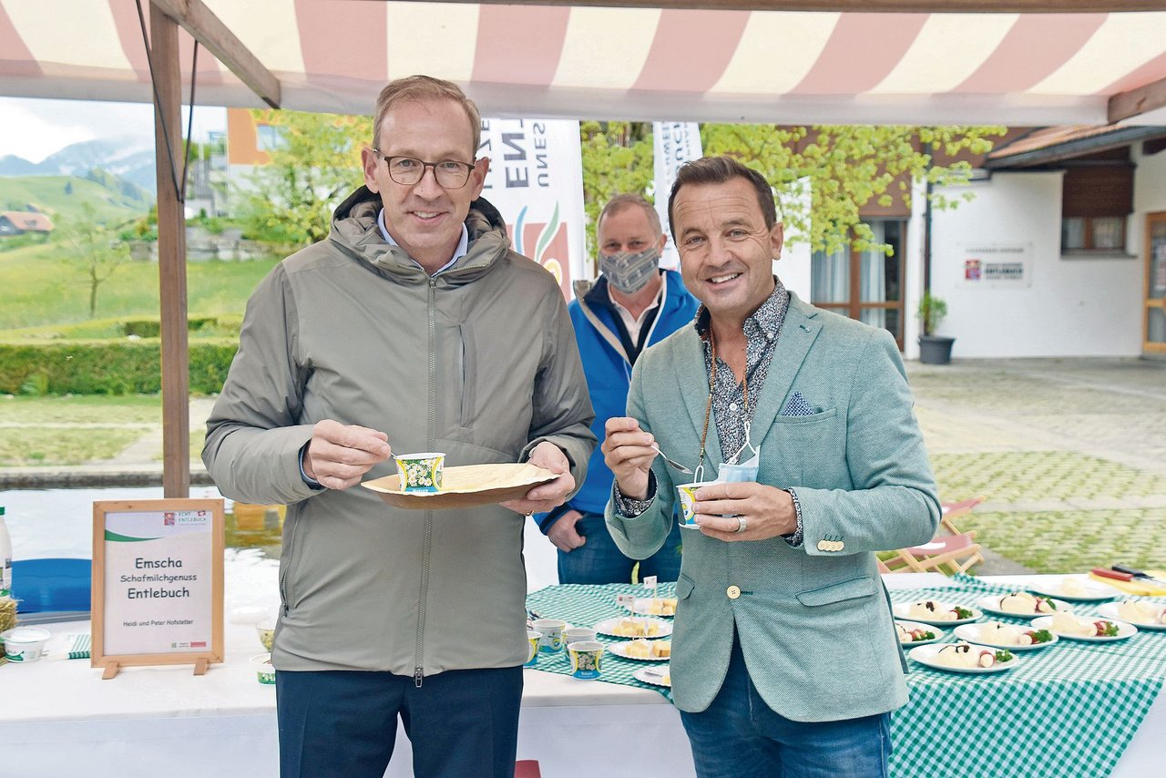 Philipp Wyss und Peter Limacher von Coop lassen sich «Echt Entlebuch»-Produkte schmecken. (Bild as, Entlebucher Anzeiger)