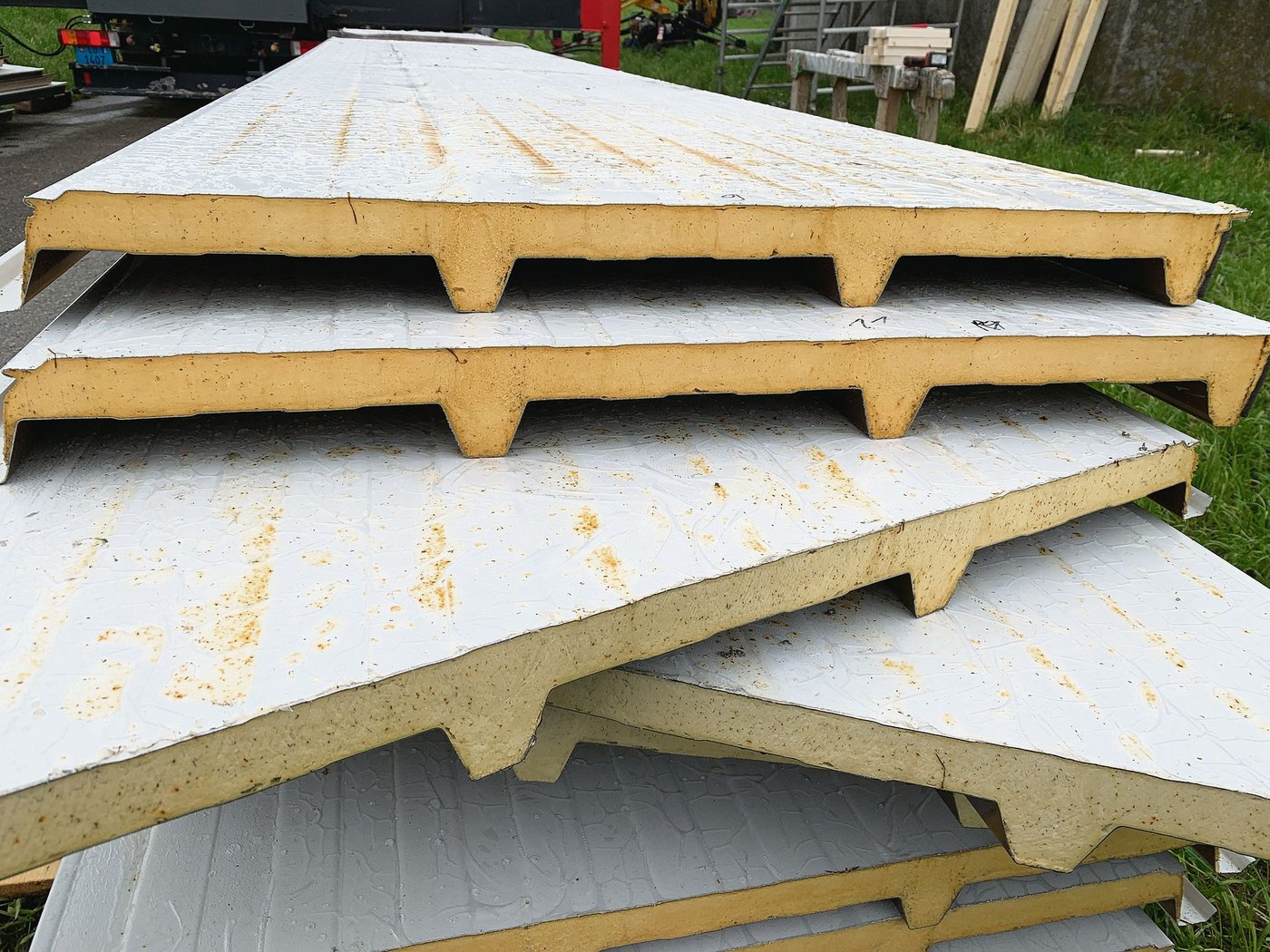 Der Kanton Luzern machte die Auflage, dass die Bleche mit einer Schäumung gedämmt sein müssen. 