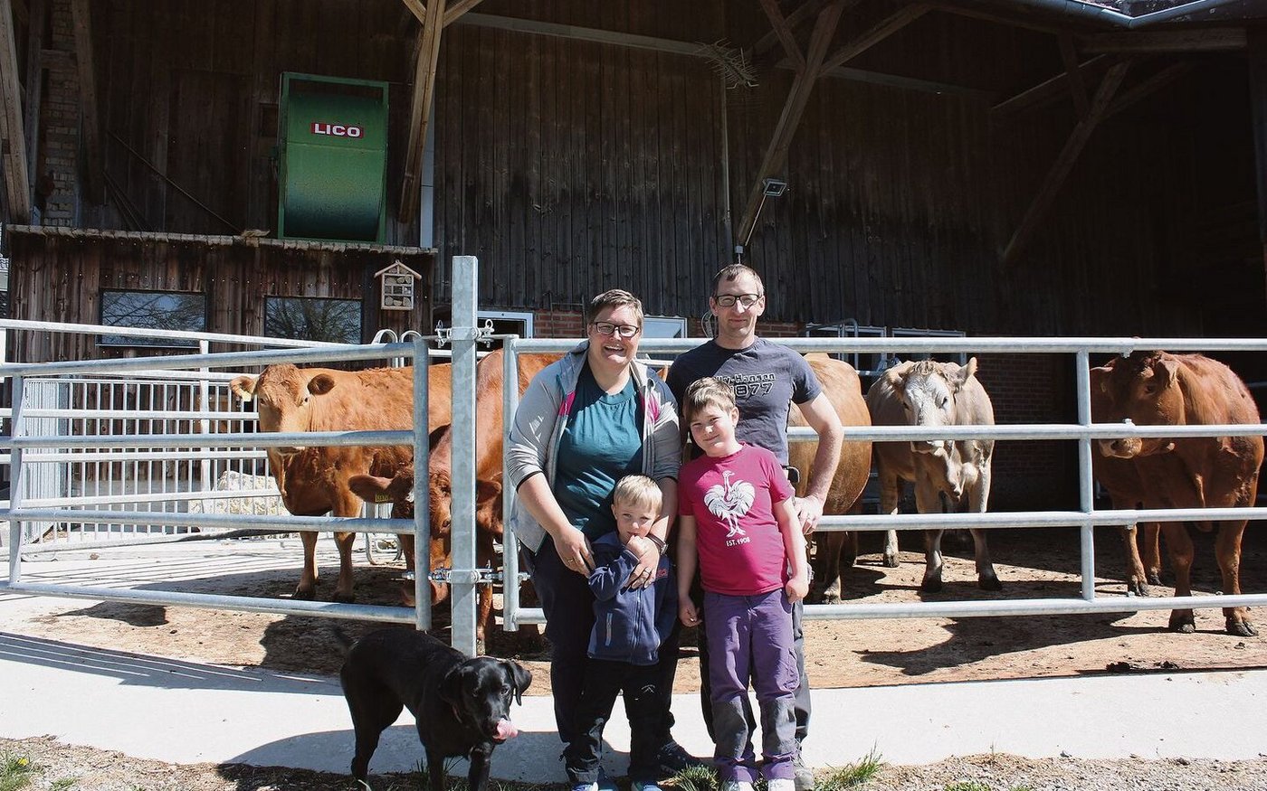 Sich gegenseitig zu unterstützen und viel Familienzeit zusammen zu verbringen, ist Yvonne und Florian Vogelsanger wichtig. Das neuste Familienmitglied, Hündin Gioia, freut sich darüber sehr.