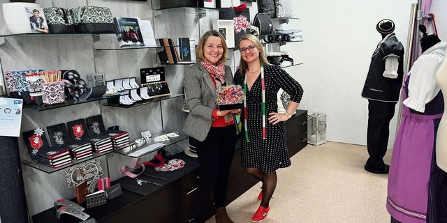 Esther Schwaller (links) und Isabelle Nicolet sind Trachtenspezialistinnen in ihrem jeweiligen Sprachgebiet. 