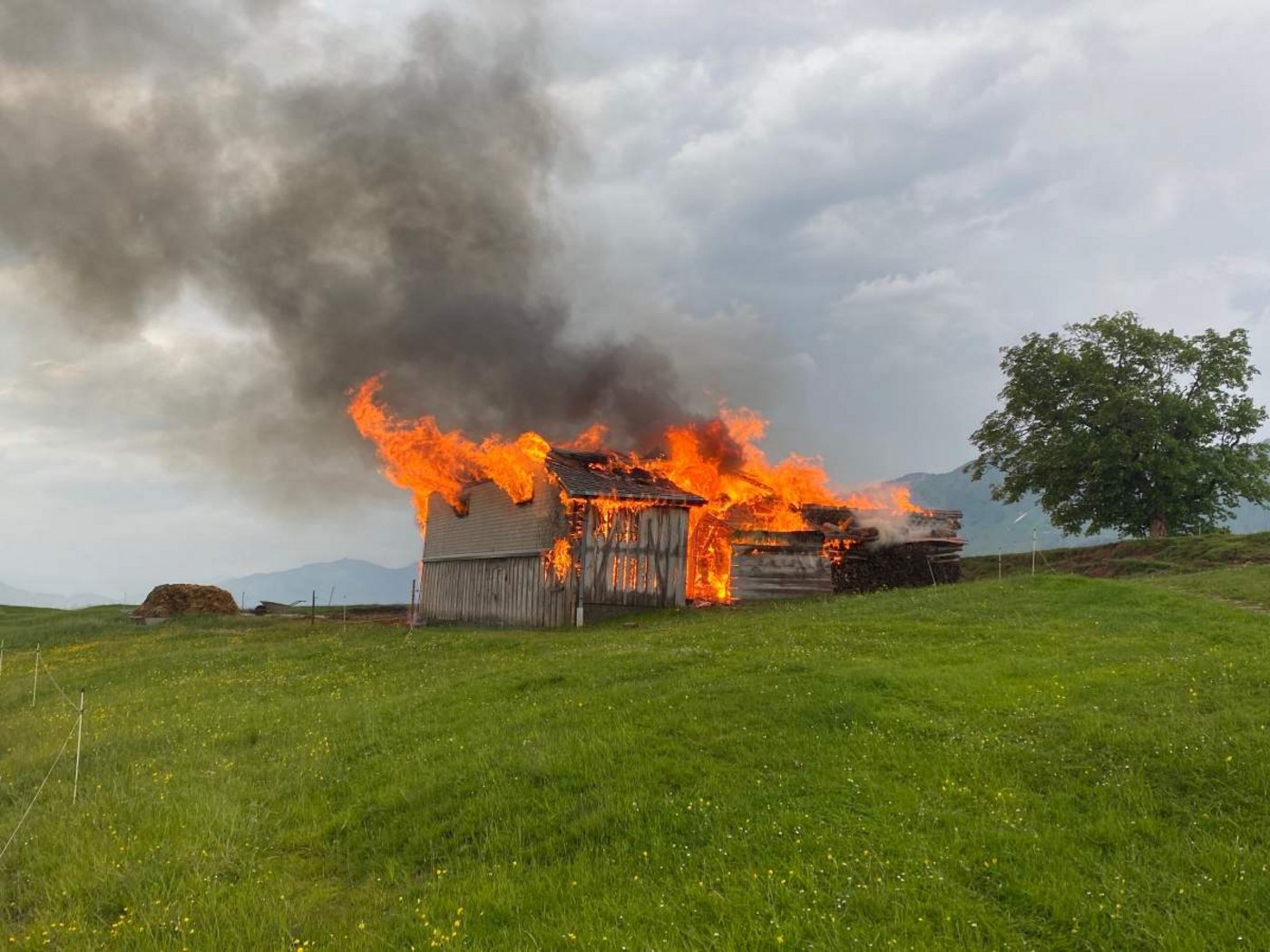 Der Alpstall brannte vollständig nieder. (Bild Polizei-Schweiz)