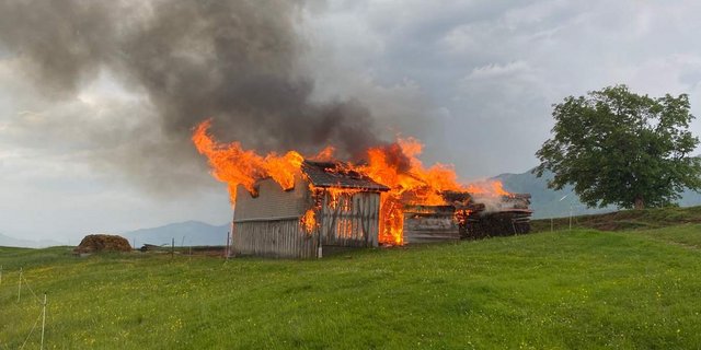 Der Alpstall brannte vollständig nieder. (Bild Polizei-Schweiz)