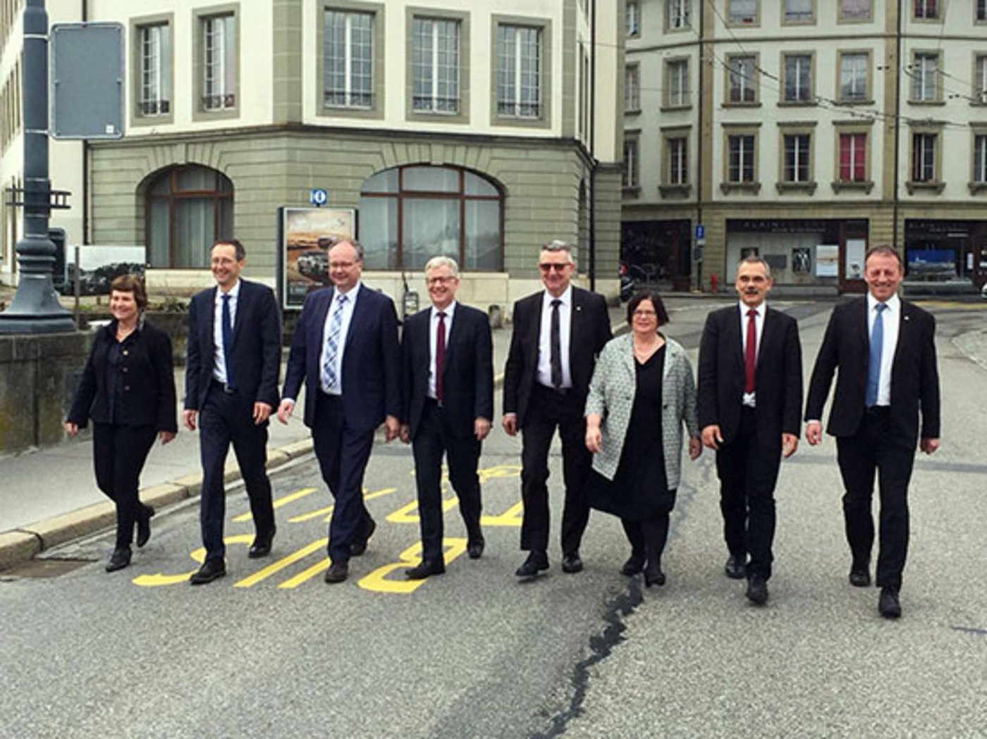 Freiburger Staatsrat: Danielle Gagnaux-Morel, Staatskanzlerin, Olivier Curty, Maurice Ropraz, Jean-Pierre Siggen, Vize-Präsident, Georges Godel, Präsident Anne-Claude Demierre, Jean-François Steiert, Didier Castella (v.l.n.r). (Bild Kanton Freiburg)