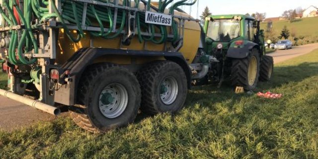 Der Traktor hatte ein Güllefass angehängt. (Bilder 20 Minuten)