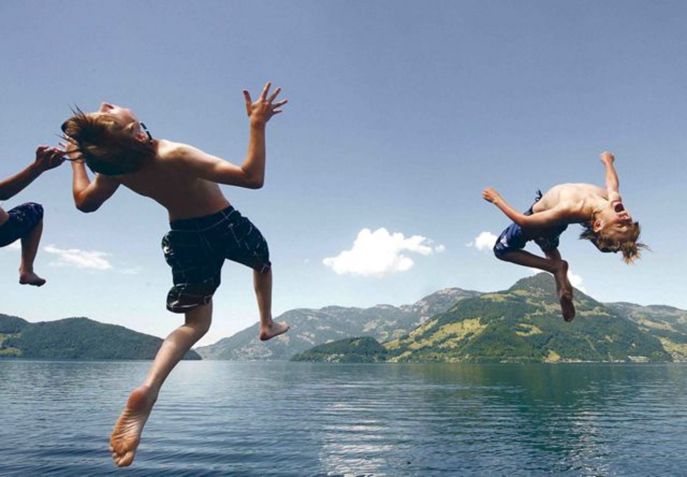 Sprung ins kühle Nass ohne Risiko: Ein Privileg, für das es gesamtgesellschaftliche Bemühungen, harte Verhandlungen aber auch gegenseitigen Respekt braucht. (Bild Keystone)