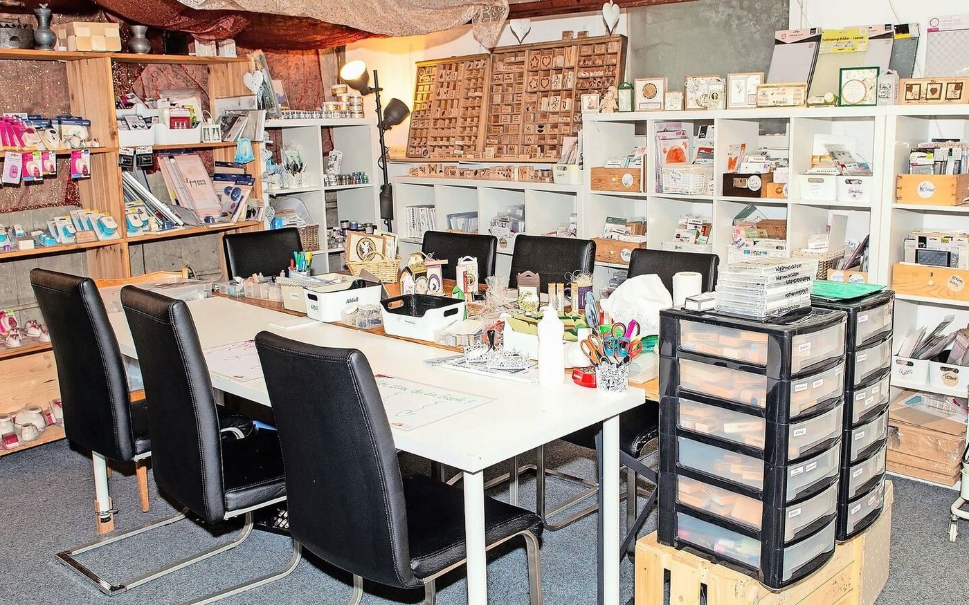 Das «Stall-Werk» bietet sechs Arbeitsplätze für Kurse oder zum Mieten, um eigenständig Karten herzustellen. 