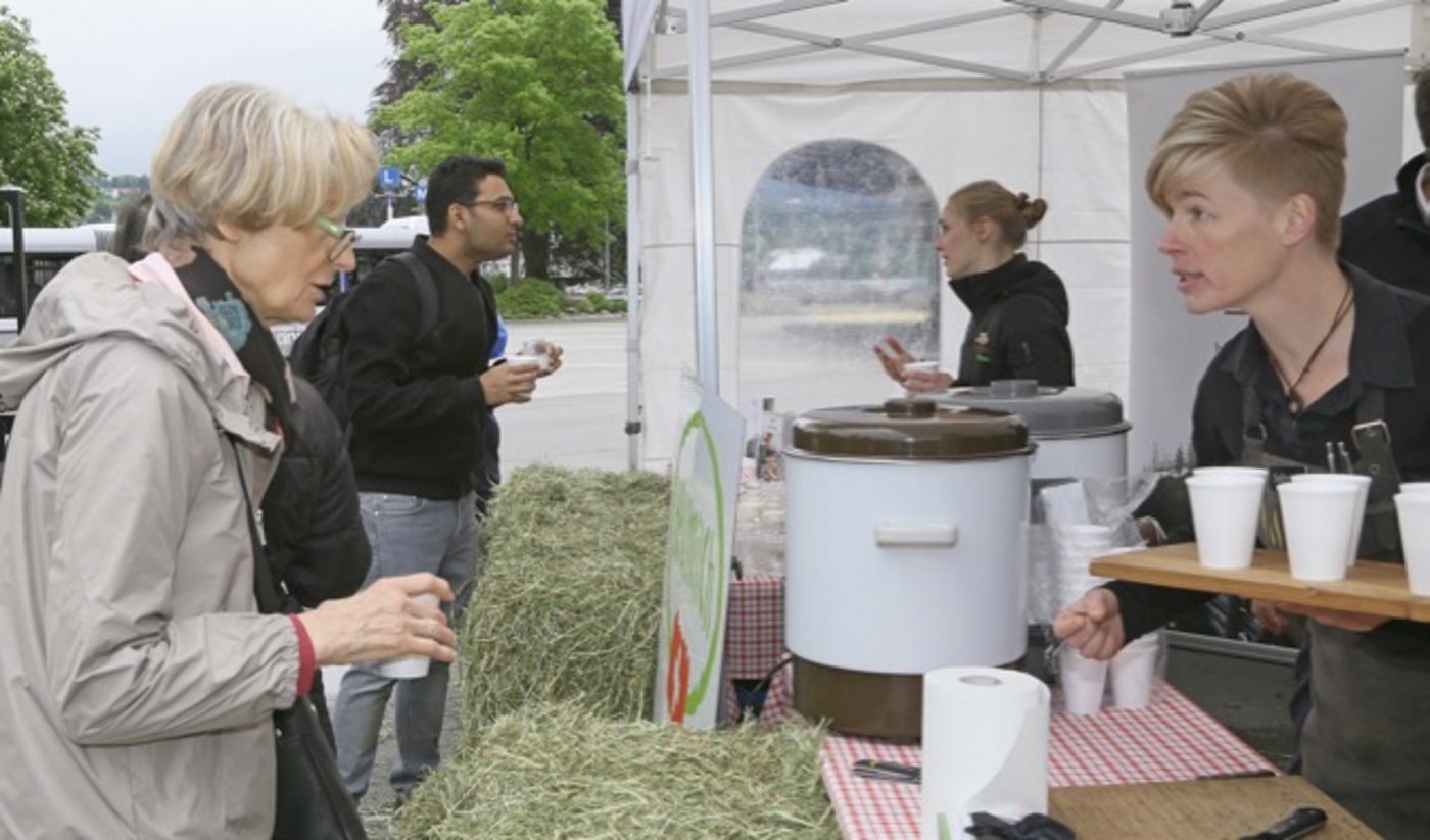Kompetente und freundliche Helferinnen kredenzten Heu-Suppe und beantworteten Fragen des Publikums.