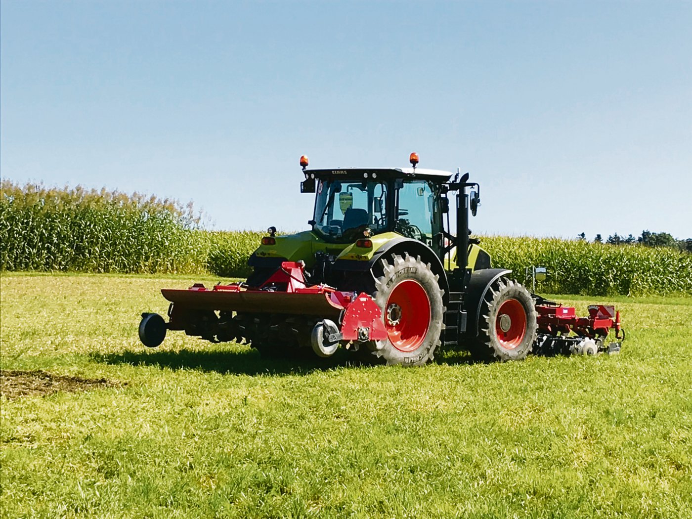 Die Bodenbearbeitung mit der Schälfräse (hier im Bild) oder mit dem Geohobel gilt als schonende Methode.