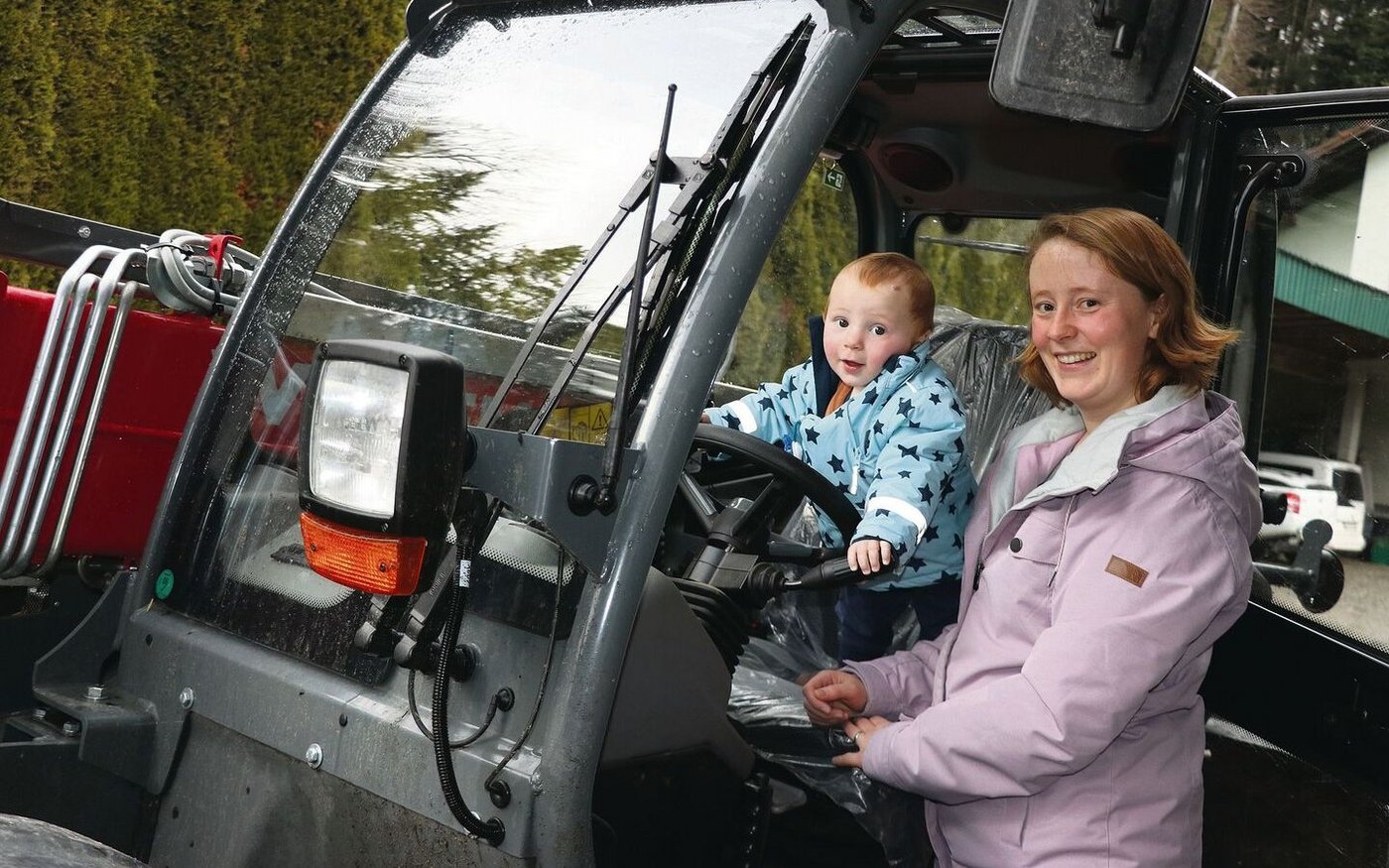 Der Hoflader kommt Beni zuliebe aufs Foto. Martina Wyss schätzt es, ihren Sohn auf dem Betrieb bei sich haben zu können und dass auch der Vater Betreuungsarbeit übernehmen kann.    