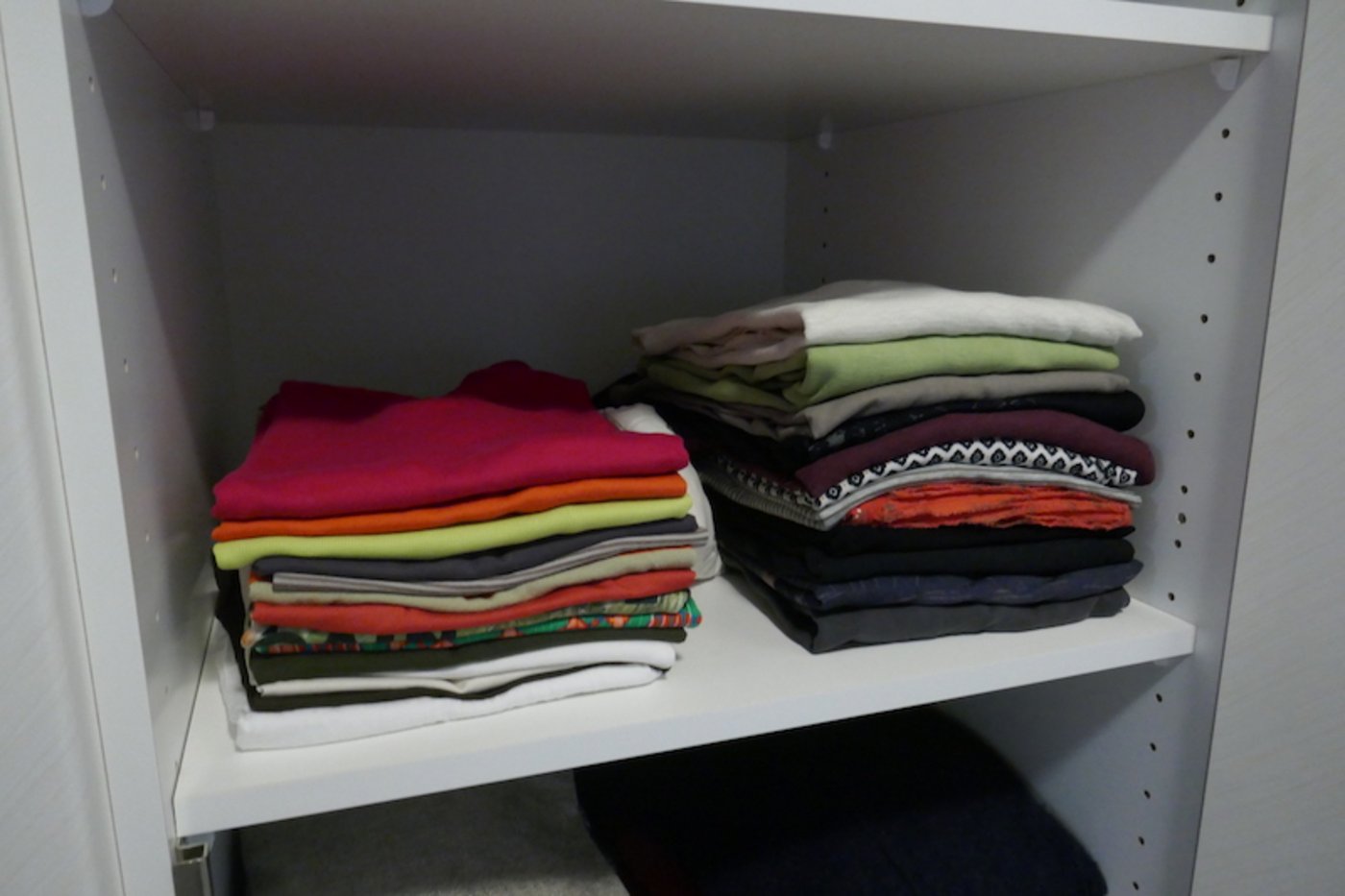Ein gut durchlüfteter Schrank mit nicht zu vollen Tablaren ermöglicht eine gute Luftzirkulation. Das wirkt sich positiv auf den Duft der Wäsche aus. (Bild Monika Neidhart)