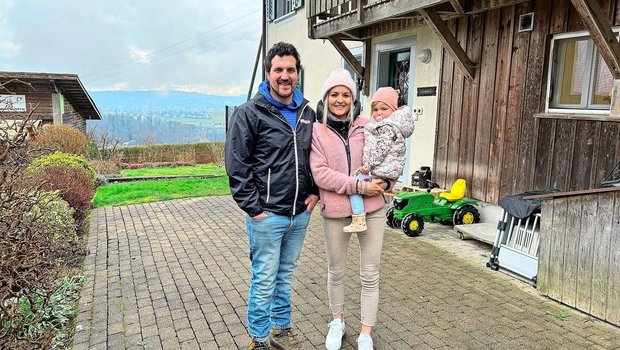 Das Pächterpaar Jann Deflorin und Aline Tüfer haben mit Töchterchen Maily unterhalb des Uetlibergs auf dem Leimbihof eine neue Heimat gefunden. Der Leimbihof gehört der Stadt Zürich und wir nach Bio-Richtlinien bewirtschaftet.
