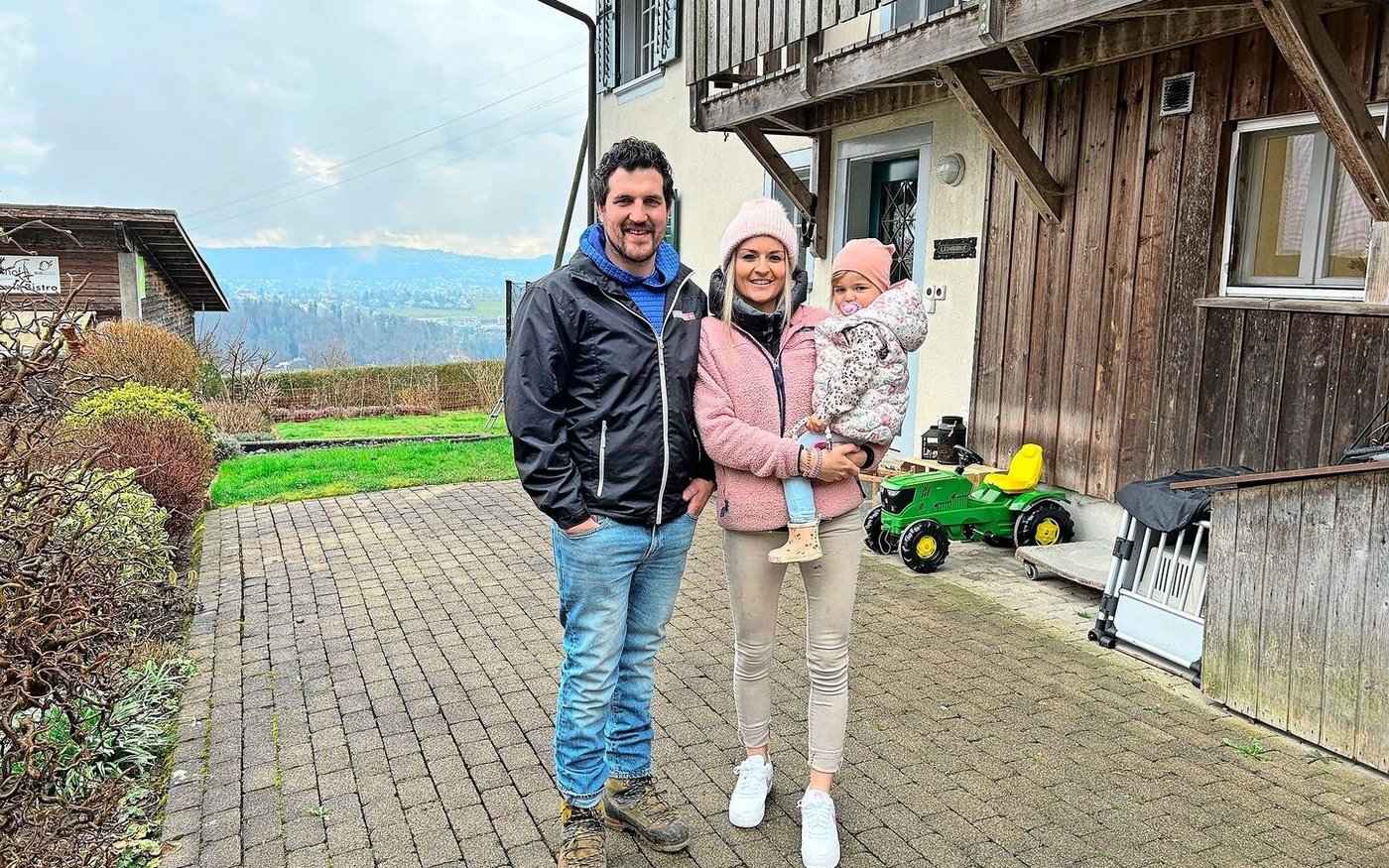 Das Pächterpaar Jann Deflorin und Aline Tüfer haben mit Töchterchen Maily unterhalb des Uetlibergs auf dem Leimbihof eine neue Heimat gefunden. Der Leimbihof gehört der Stadt Zürich und wir nach Bio-Richtlinien bewirtschaftet.