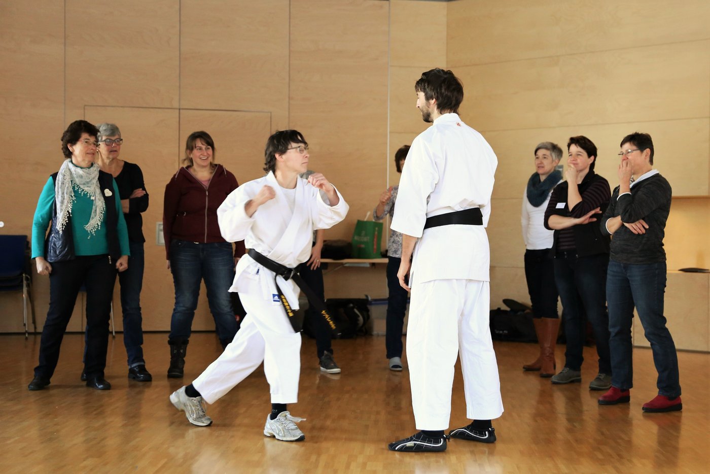 Cécile Winet und René Dalbert gaben den Schwyzer Bäuerinnen spannenden Anschauungsunterricht.