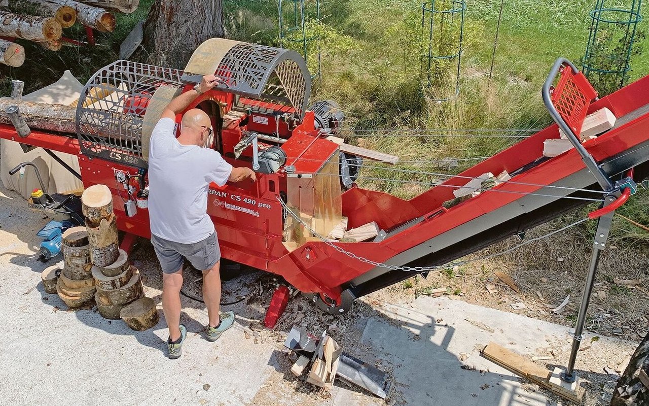 Der Sägespalter im Einsatz: Die Trämel werden automatisch eingeführt, auf 25 cm abgelängt und zu Scheitern gespalten. 