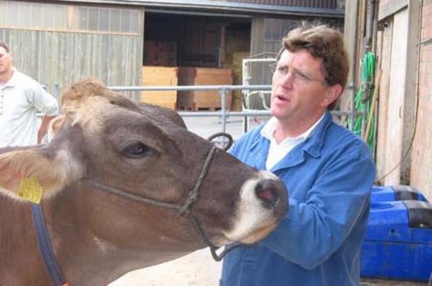 Ein passionierter Braunviehzüchter: Peter Gfeller präsentiert eines seiner Tiere vor internationalen Agrarjournalisten. (Bild akr)