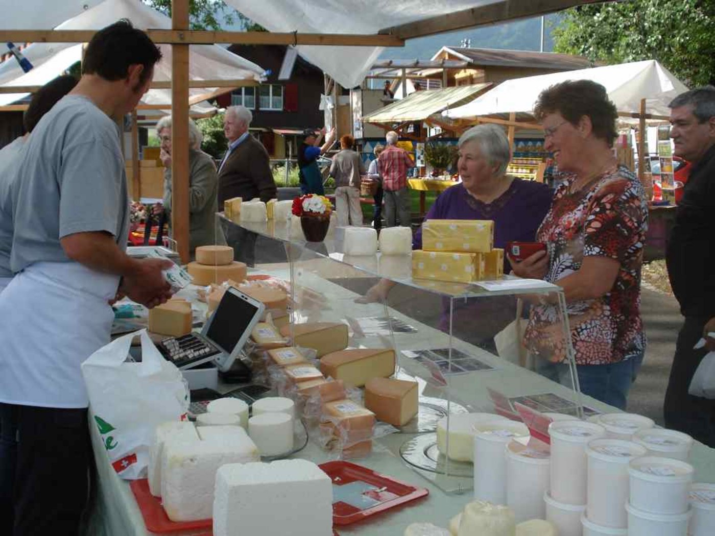 Regionale Köstlichkeiten laden zum Degustieren und zum Kauf. (Bild zVg)