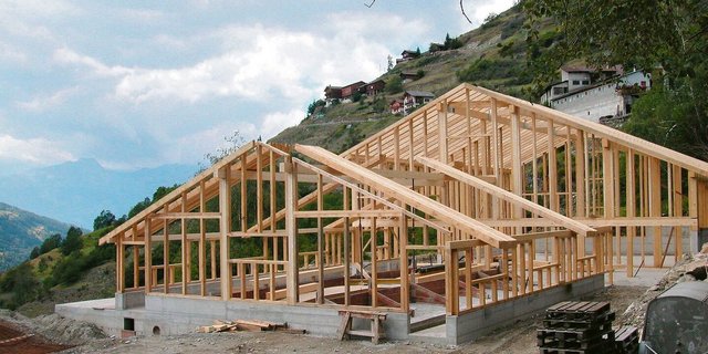 Bauen im Berggebiet oder an abgelegenen Hanglagen braucht oft mehr finanzielle Mittel und eine längere Planung.