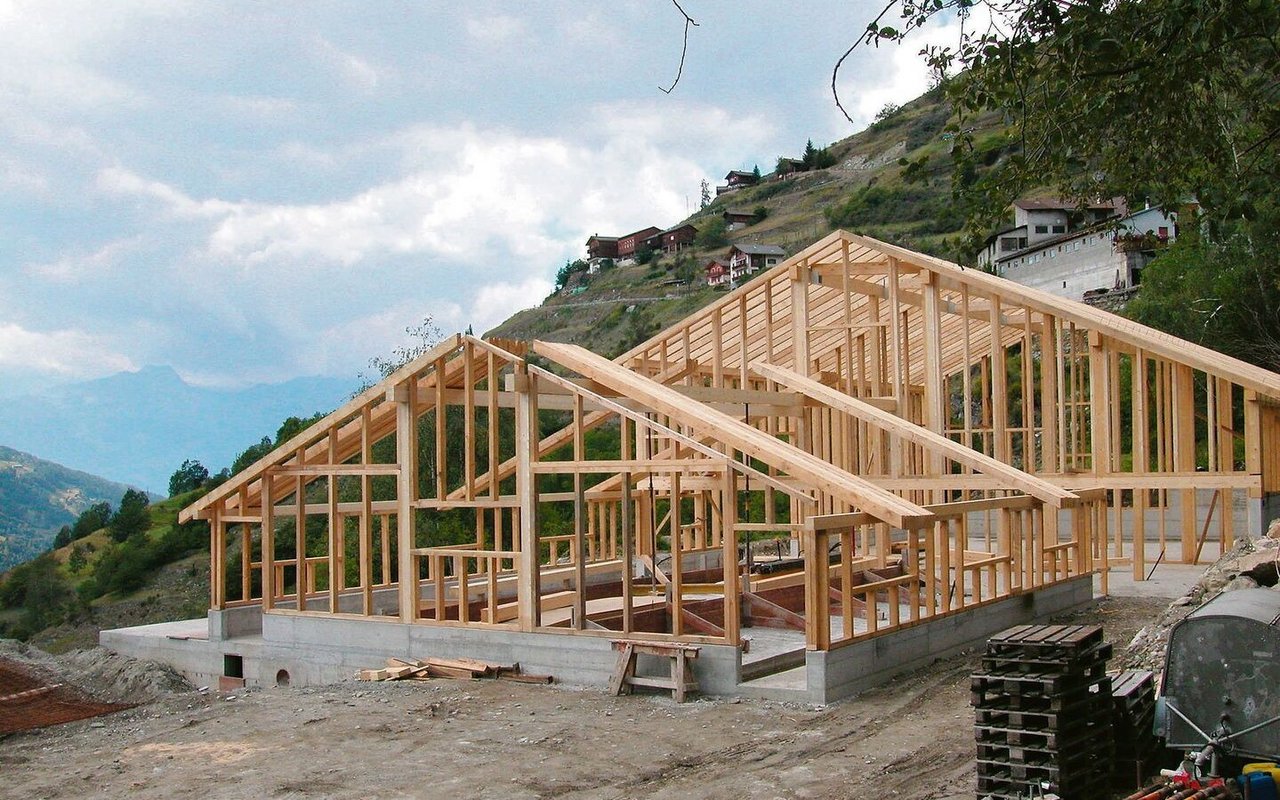 Bauen im Berggebiet oder an abgelegenen Hanglagen braucht oft mehr finanzielle Mittel und eine längere Planung.