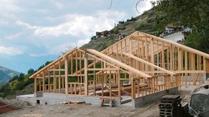 Bauen im Berggebiet oder an abgelegenen Hanglagen braucht oft mehr finanzielle Mittel und eine längere Planung.