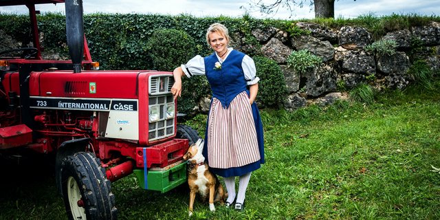 Landfrauenküche 2019 - Brigitte Inderbitzin Foto-Shooting mit Traktor (Bild: SRF/Ueli Christoffel)