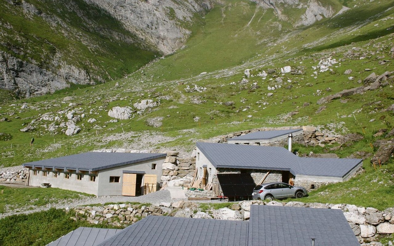 Die Alpgebäude von Josef Koller auf der Alp Flis. Laut Grundbuchamt gehören die Gebäude der Alpkorporation. Koller bestreitet dies.
