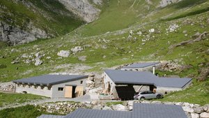 Die Alpgebäude von Josef Koller auf der Alp Flis. Laut Grundbuchamt gehören die Gebäude der Alpkorporation. Koller bestreitet dies.