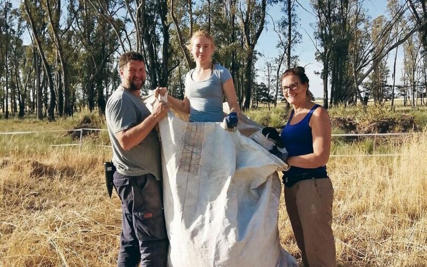 Die Dinkelernte dauerte ganze drei Tage bei 40 Grad und brauchte viele helfende Hände. Das Dreschen steht noch an. Wie genau, ist noch nicht ganz klar. Auf dem Bild: Egon Tschol, seine Tochter Zoé und seine Frau Bea (v. l.). 