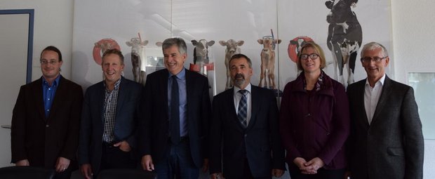 Gregor Albisser (Agridea), NR Markus Hausammann (Profi-Lait), Kurt Nüesch (SMP), Hanspeter Kern (SMP), Liselotte Peter (SBLV) und Markus Höltschi (BFS) (v.l.n.r.) an der Medienkonferenz in Bern. (Bild jw)