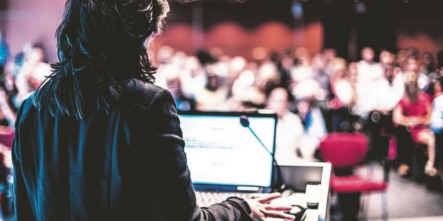 Das braucht für so manche Frau Mut und Übung: Hinstehen und vor einem Publikum die eigenen Argumente überzeugend vertreten. 