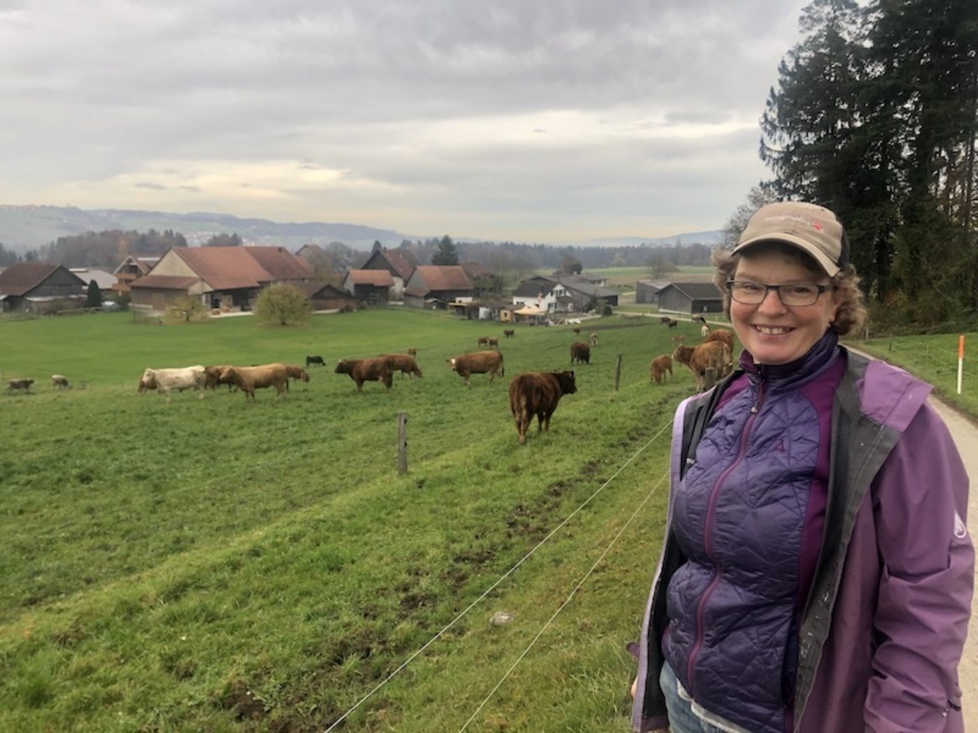 Die Mutterkuhherde ist Bea Bachmanns ganzer Stolz. Mehrmals täglich schaut sie nach den Tieren.