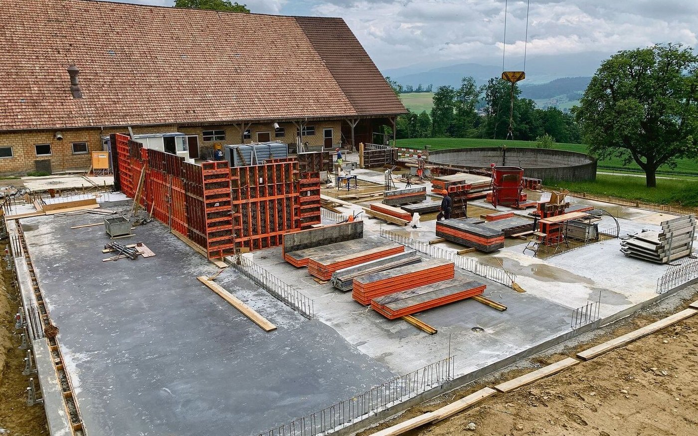 Hochkomplexe Angelegenheit: Wer ein Bauprojekt in Angriff nimmt, muss eine längere Gratwanderung zwischen behördlichen Anforderungen, Baukosten und Fragen zum Automatisierungsgrad bewältigen.