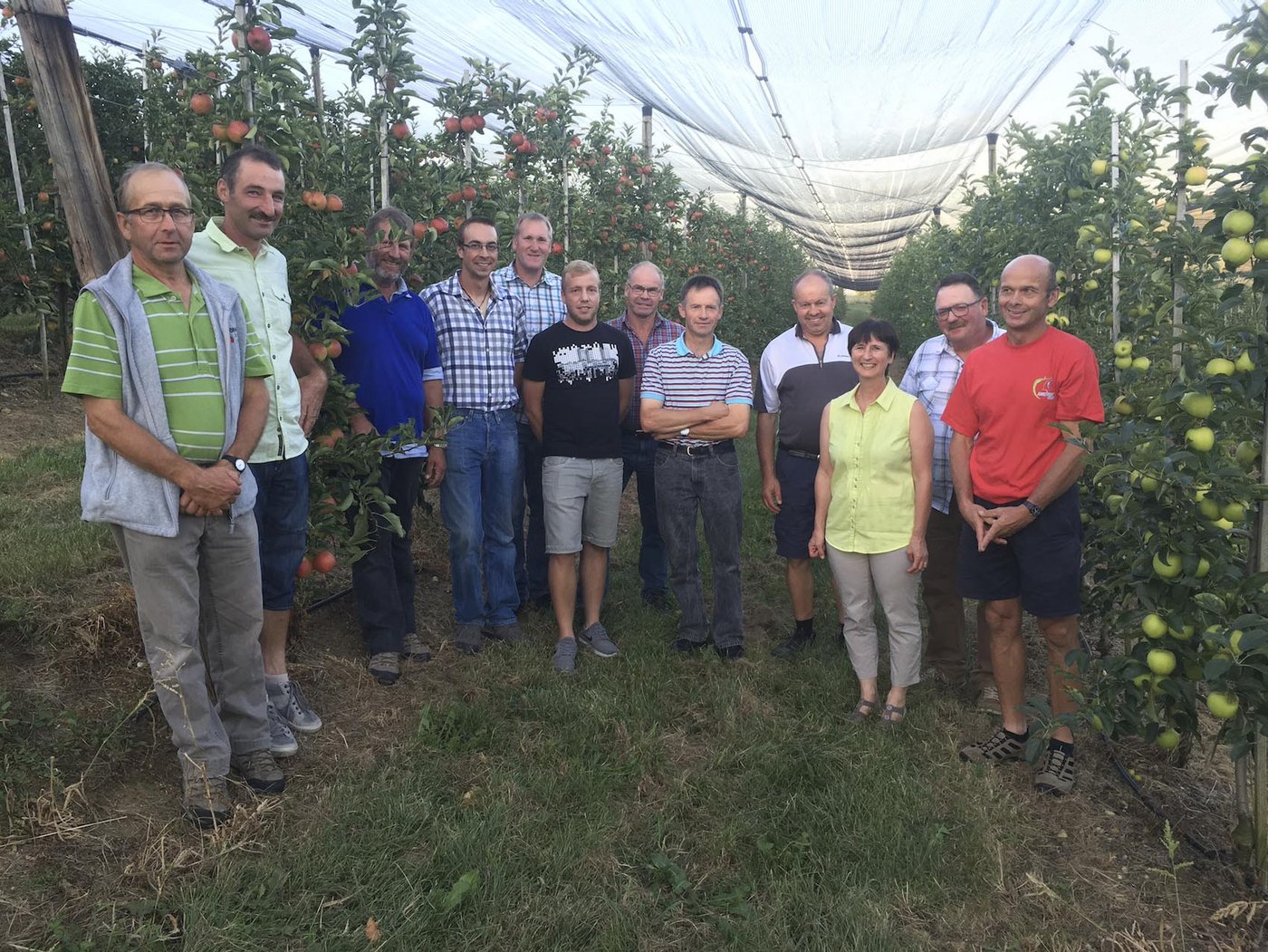 Die Medaillenträger anlässlich der Preisverleihung in der Anlage der Gewinner Astrid (3. v. r.) und Joe Bründler (rechts). (Bild zVg)