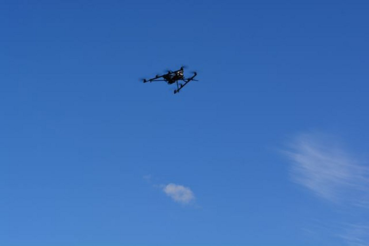 Die Drohne in der Luft. 