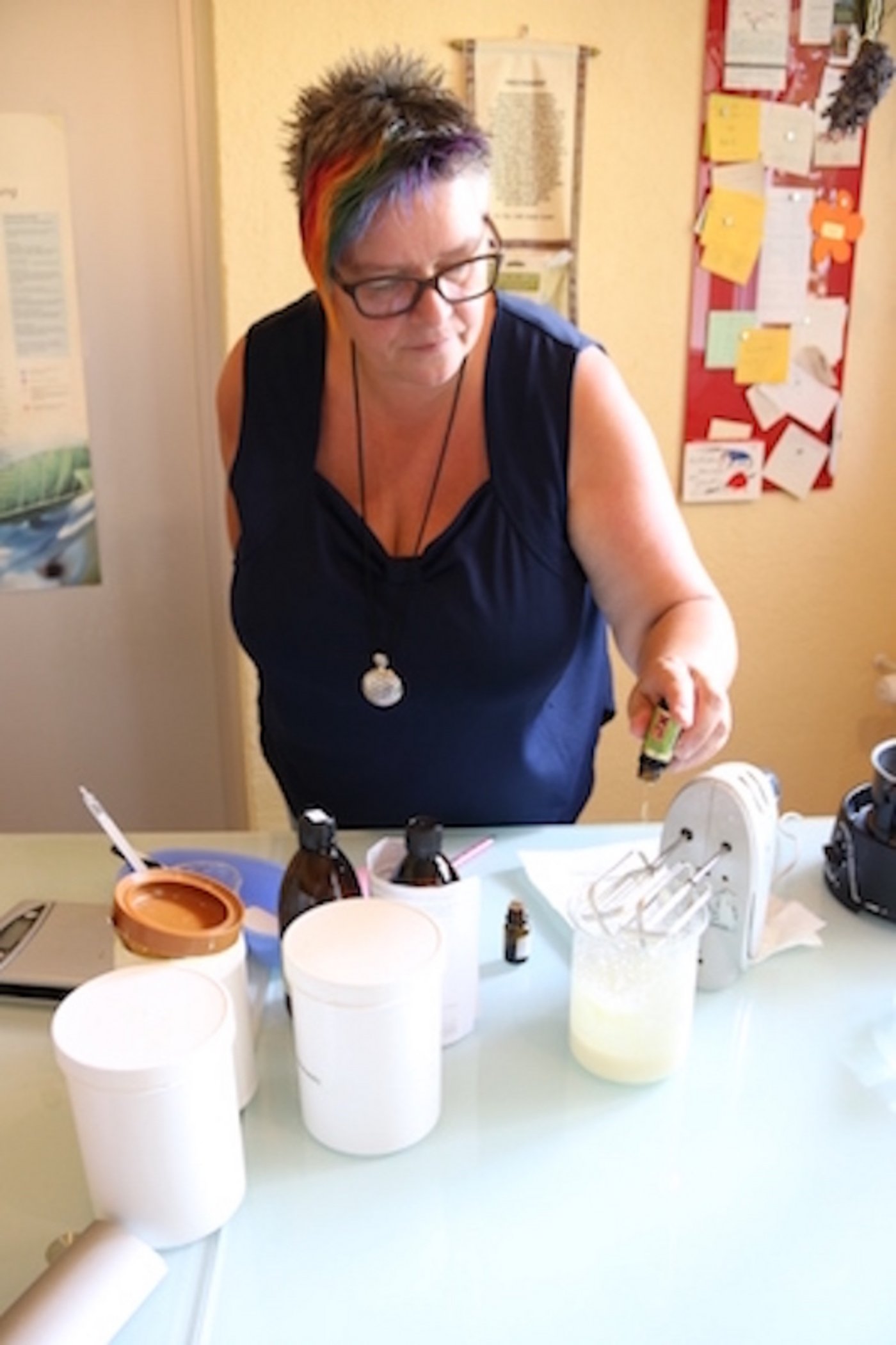 Schliesslich wird das Ganze beduftet. Die Duftvorlieben werden mit der Aromaexpertin mit je einer Kopf-, Herz- und Basisnote harmonisch aufeinander abgestimmt.