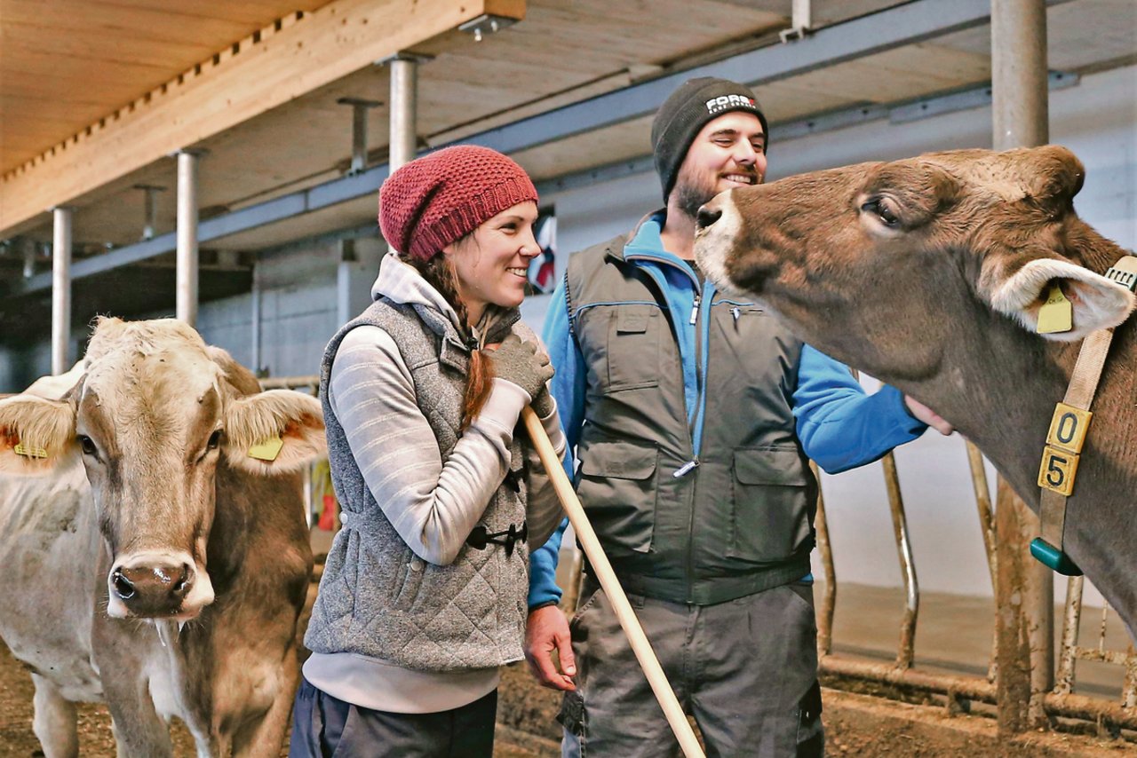 Mensch und Tier fühlen sich wohl im neuen Stall: Silvia Ulrich und Pascal Reichlin mit der bekannten Zuchtfamilienkuh Blooming Bianca. (Bild Reto Betschart)