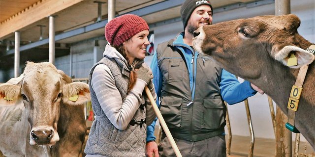 Mensch und Tier fühlen sich wohl im neuen Stall: Silvia Ulrich und Pascal Reichlin mit der bekannten Zuchtfamilienkuh Blooming Bianca. (Bild Reto Betschart)