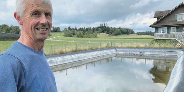  grossen Becken zur Bewässerung der Kirschenanlage. Die Dämme wurden aussen als Blumenwiese begrünt. 