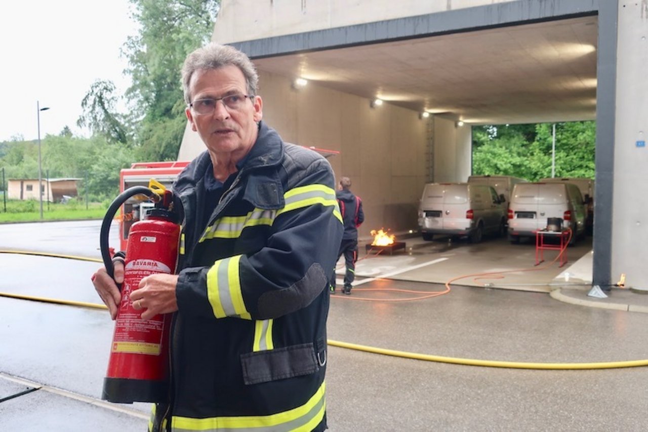 Beat Betschart, stellvertretender Feuerwehrkommandant der Stadt Fribourg, erklärt die Funktionsweise eines Feuerlöschers.