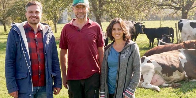 Die Moderatoren Gunnar Mergner und Caroline du Bled vom Wissenschafts-Magazin «Xenius» mit Bio-Landwirt Sepp Braun (Mitte). Bild: ARTE