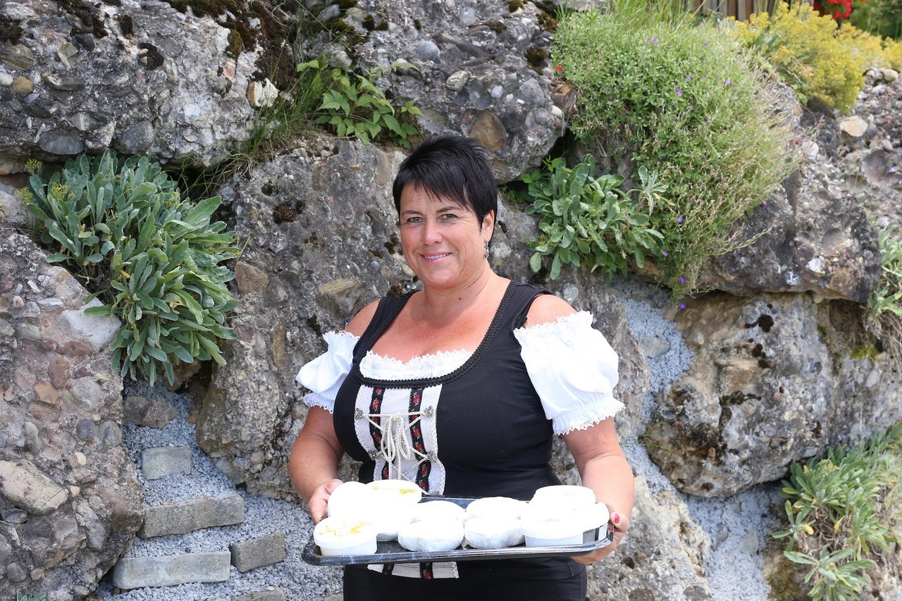 Die Ziegenkäsespezialitäten vermarktet Lucia Steiner direkt in der Alpwirtschaft.