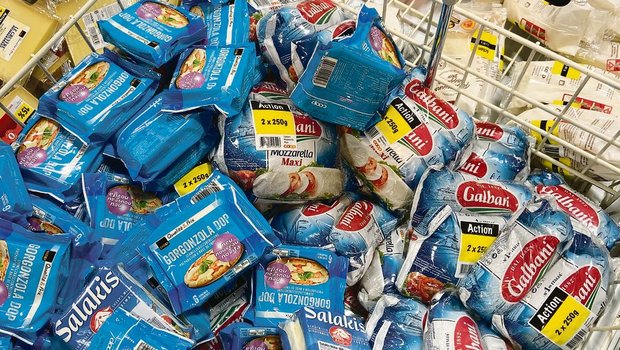 Der Detailhandel als Gross-Einkaufstourist: Schleuderangebote für italienischen Mozzarella, französischen Feta und deutsch-amerikanischen Frischkäse bei Coop diese Woche. (Bild akr)