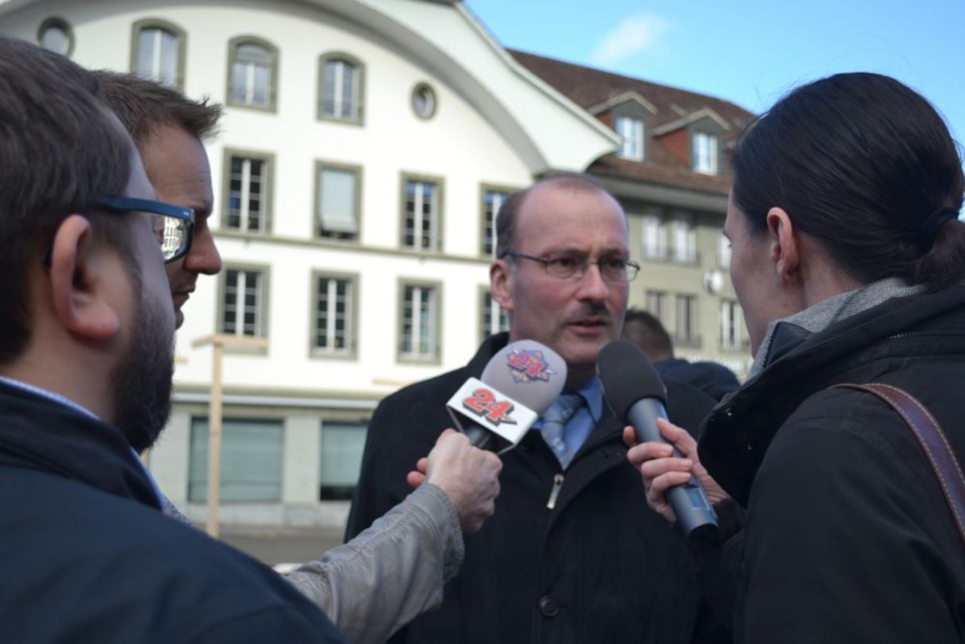 Das Medieninteresse am Initiativen-Start war gross: Markus Ritter gibt Auskunft. (Bilder: Jeanne Woodtli)