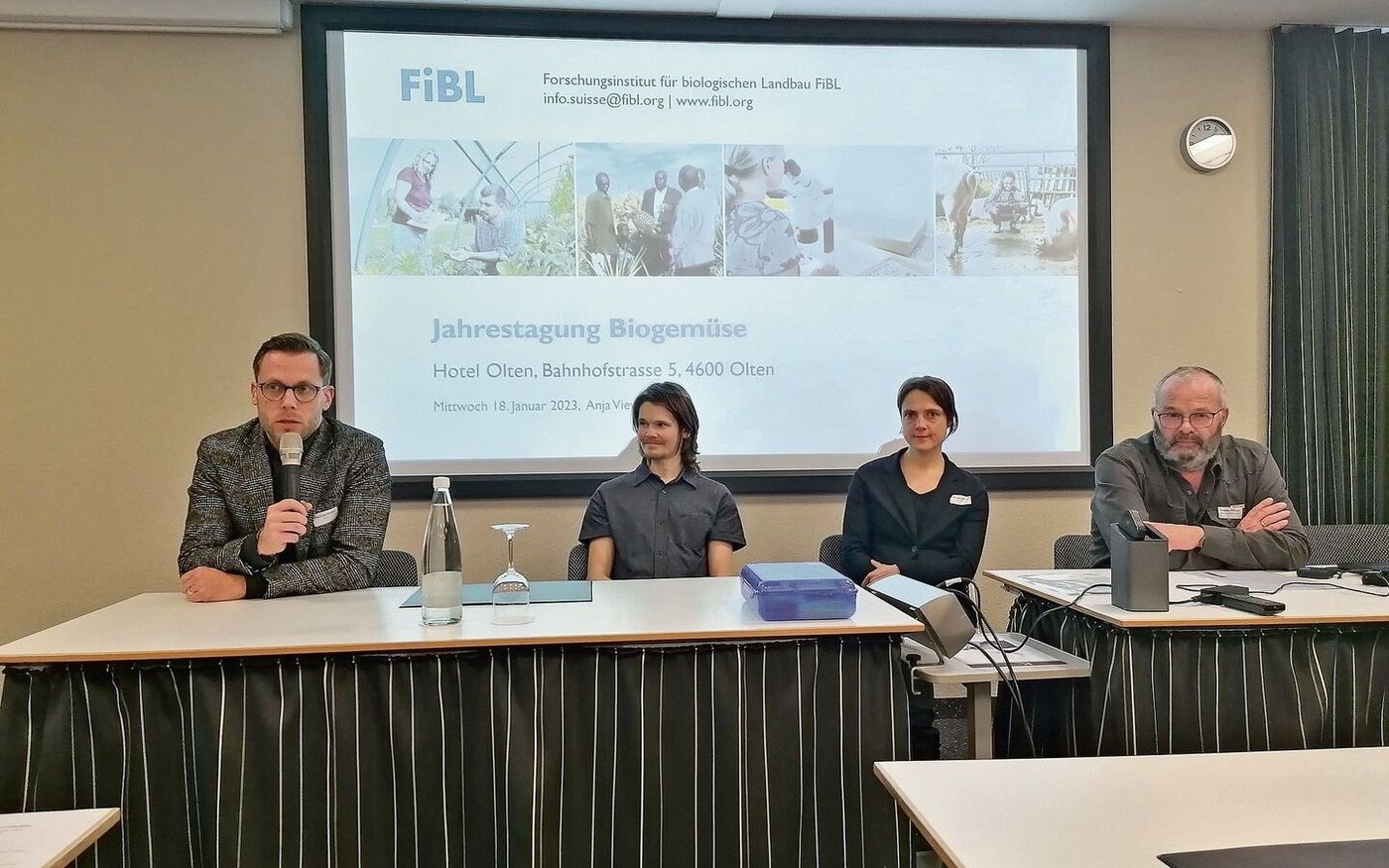 An der Podiumsdiskussion: Matthias Hofer, Coop, Claudio Beretta, ZHAW, Monika Weiss, Bio Suisse, und Stephan Müller, Bio-Land (v. l.).