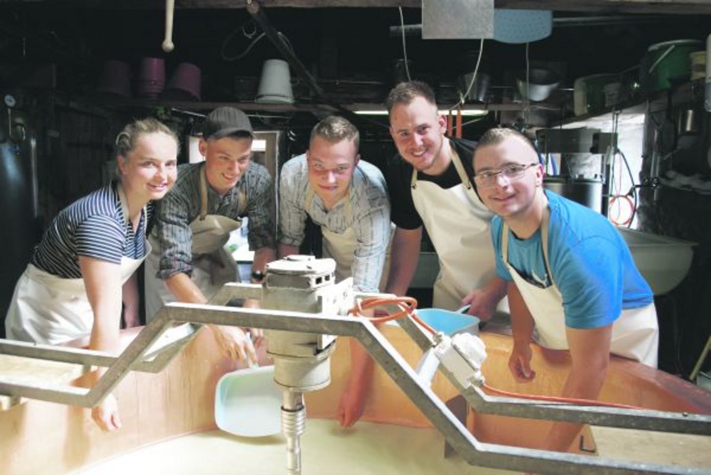 Sie sind auf der Alp ein eingespieltes Team (v. l. n. r.): Sandra Lörtscher, Roger Aeschlimann, Martin Ramseier, Marco Wüthrich und Patrick Röthlisberger.