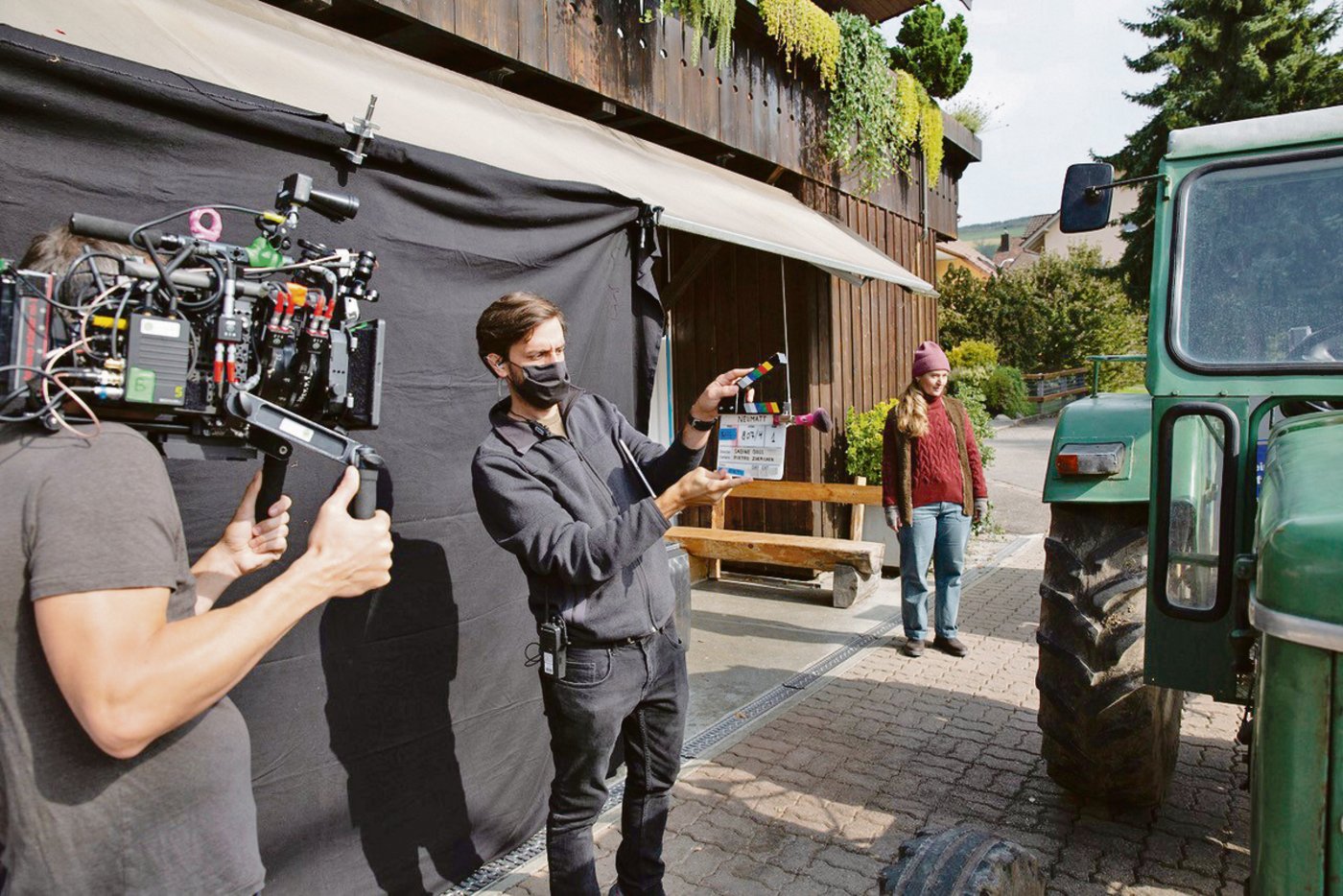 Klappe, die Erste!  Rachel Braunschweig (r.) spielt in der neuen SRF-Serie «Neumatt» die Witwe, die nach dem Tod ihres Mannes auf dem Hof zum Rechten schauen muss. (Bild SRF/Sava Hlavacek)