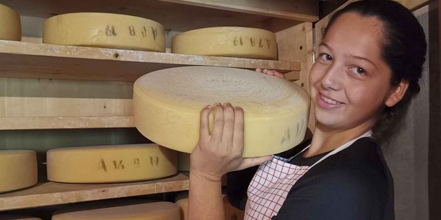 1408 Jugendliche machten 2019 bei Agriviva mit - so wie die 15-jährige Seraina bei Familie Tschiemer in Habkern. (Bild lid)