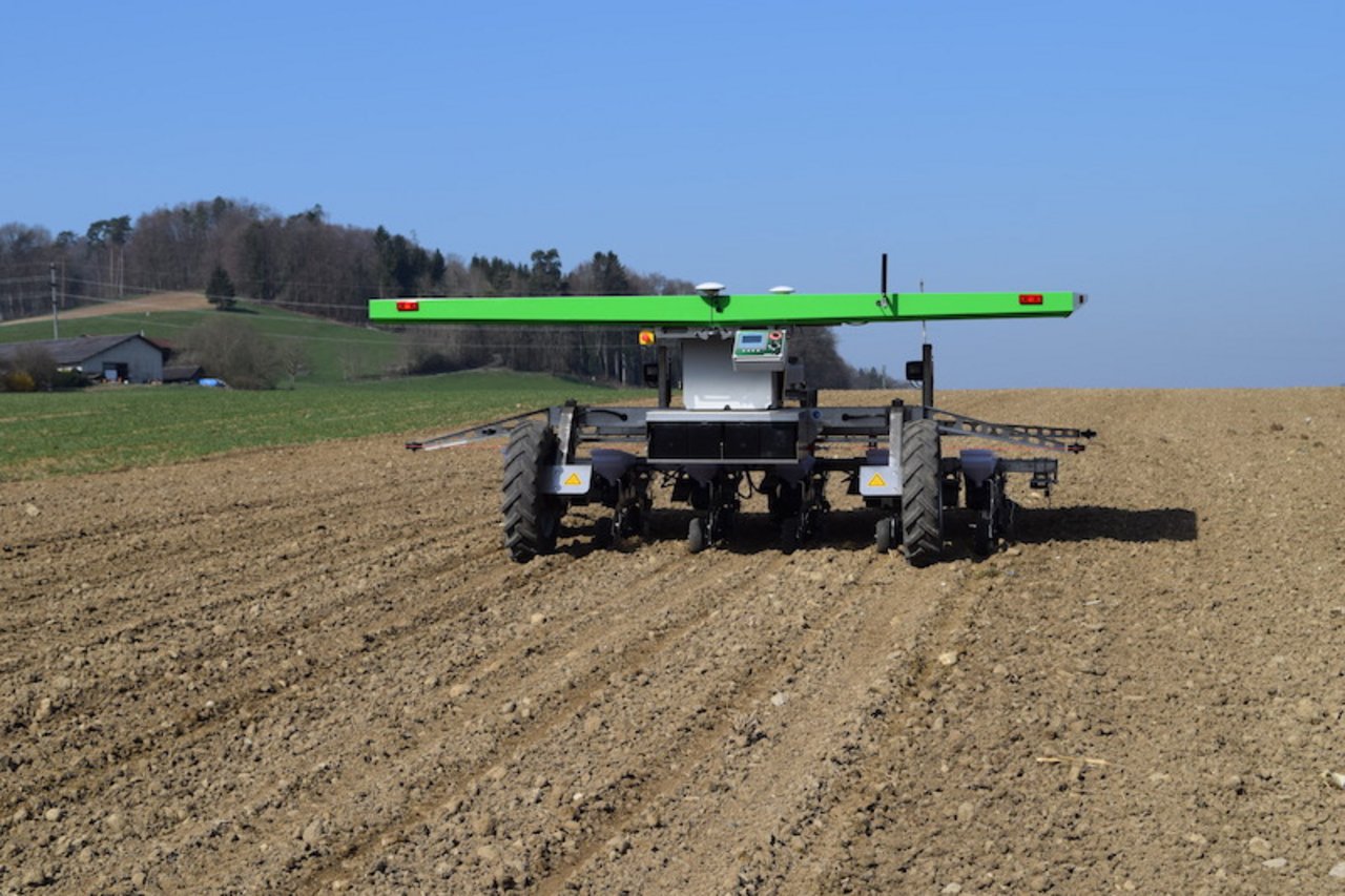 Dank GPS-Technik merkt sich der Roboter beim Säen die Koordinaten der Zuckerrübenpflanzen. 